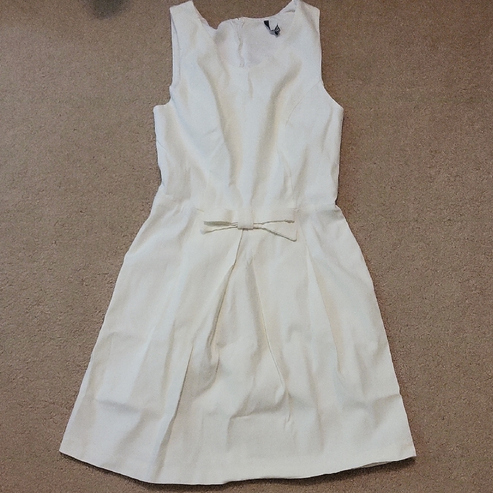 Elegant White Sleeveless Dress